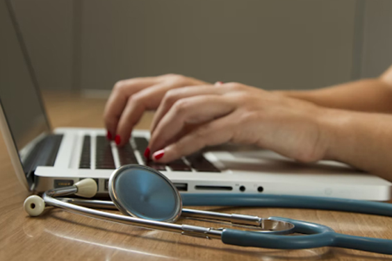 Stethoscope-and-computer-on-the-Table