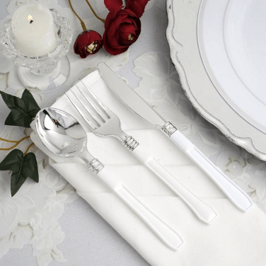 Plastic silverware set