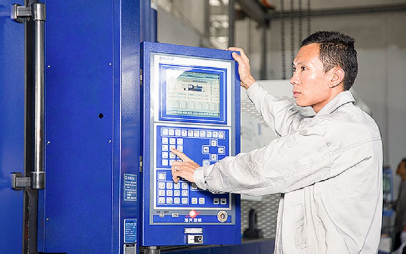 Adjustment of injection molding process parameters